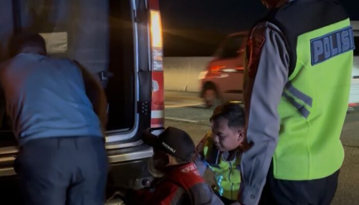 Kehadiran Polisi Membuat Pemudik Lega, Setelah Terjebak di Bahu Tol Akibat Pecah Ban