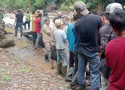 Polisi dan Warga Gotong Royong Bangun Jembatan Darurat di Rusip Antara Aceh Tengah