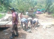 Polisi dan Warga Bangkitkan Akses, Jembatan Darurat di Rusip Antara Dibangun Lewat Gotong Royong