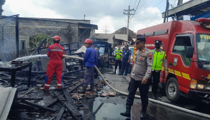 Lupa Matikan Kompor Saat Masak, 4 Kios Terbakar