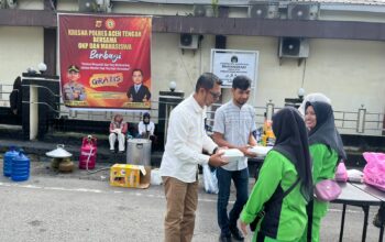 Polres Aceh Tengah Kembali Gelar “Jum’at Berbagi”, Bagikan Makanan dan Bubur Kacang Hijau untuk Warga