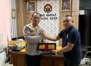 Kabid Humas Polda Aceh Serahkan Cenderamata kepada Salman Alfarasi SH, MM