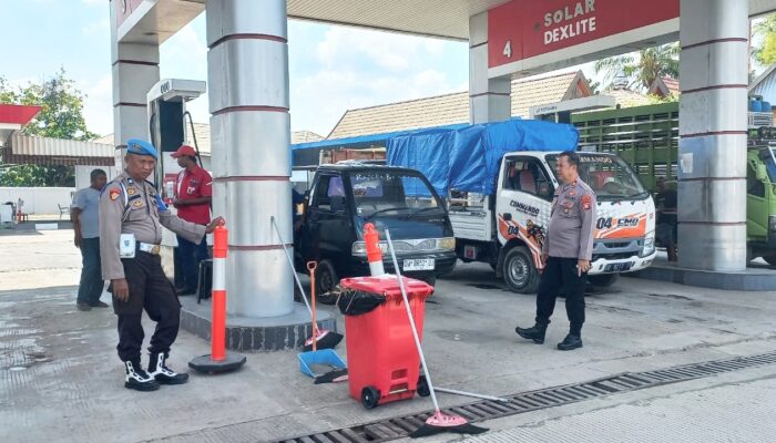 “KAPOLSEK Pammana Imbau SPBU Tertib Distribusi, Cegah Kecurangan Pastikan Distribusi BBM Aman dan Lancar”