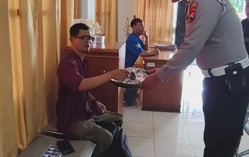 Hangat dan Humanis, Polantas Sapa Warga di Samsat Karanganyar Sambil Bagikan Snack