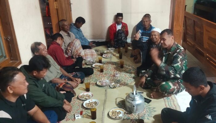 Komsos Malam Hari di Desa Kembang, Babinsa Jatipurno Perkuat Kedekatan dengan Warga