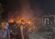 Dua Rumah Dan Toko Sutera Terbakar di Tanasitolo, Api Diduga Berasal dari Belakang Rumah Kerugian ditaksir Mencapai Sekitar Rp 2 Miliar