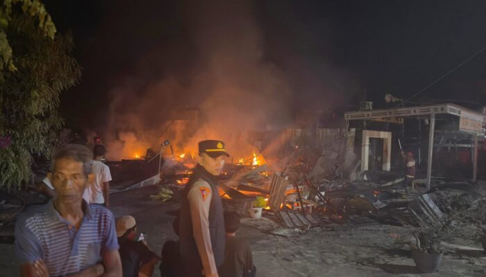 Dua Rumah Dan Toko Sutera Terbakar di Tanasitolo, Api Diduga Berasal dari Belakang Rumah Kerugian ditaksir Mencapai Sekitar Rp 2 Miliar