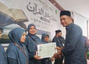 Apresiasi Penuh Makna: Ketua Komite MAN 2 Aceh Utara Anugerahkan Penghargaan untuk Guru Pembimbing Tahfiz