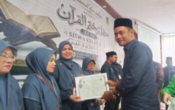 Apresiasi Penuh Makna: Ketua Komite MAN 2 Aceh Utara Anugerahkan Penghargaan untuk Guru Pembimbing Tahfiz