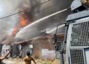 Kebakaran 77 Rumah di Kampung Jawa Lama, Polisi Turunkan Water Cannon dan Amankan Lokasi