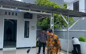 Wujudkan Kepedulian, Klien Bapas Pati Laksanakan Kerja Bakti Membersihkan Mushola Bapas