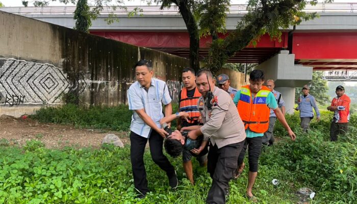 Respon Cepat Polsek Jaten Selamatkan Pria Diduga Hendak Bunuh Diri di Jembatan Jurug