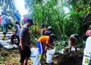 POLISI Dan Warga di Belawa Kerja Bakti Antisipasi Tanggul Jebol Saat Banjir Meluas