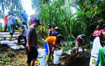 POLISI Dan Warga di Belawa Kerja Bakti Antisipasi Tanggul Jebol Saat Banjir Meluas