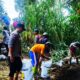 POLISI Dan Warga di Belawa Kerja Bakti Antisipasi Tanggul Jebol Saat Banjir Meluas