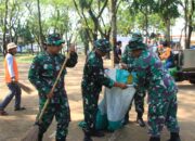 Wujud Kemanunggalan TNI-Rakyat Satgas TMMD Ke-128 Kodim Sragen dan Warga Gelar Gotong Royong Bersihkan Taman Harmoni