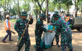 Wujud Kemanunggalan TNI-Rakyat Satgas TMMD Ke-128 Kodim Sragen dan Warga Gelar Gotong Royong Bersihkan Taman Harmoni