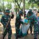 Wujud Kemanunggalan TNI-Rakyat Satgas TMMD Ke-128 Kodim Sragen dan Warga Gelar Gotong Royong Bersihkan Taman Harmoni