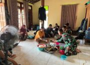 Sertu Nurdin Jadi “Master Chef” Satgas TMMD, Sajikan Masakan untuk Anggota dan Warga Sekitar Barak Semang