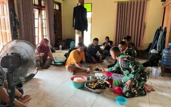 Sertu Nurdin Jadi “Master Chef” Satgas TMMD, Sajikan Masakan untuk Anggota dan Warga Sekitar Barak Semang