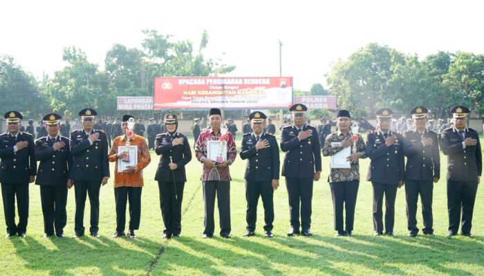 Momen Harkitnas ke-118, Kapolres Sragen Serahkan Penghargaan Satkamling Terbaik untuk Penggerak Keamanan Lingkungan