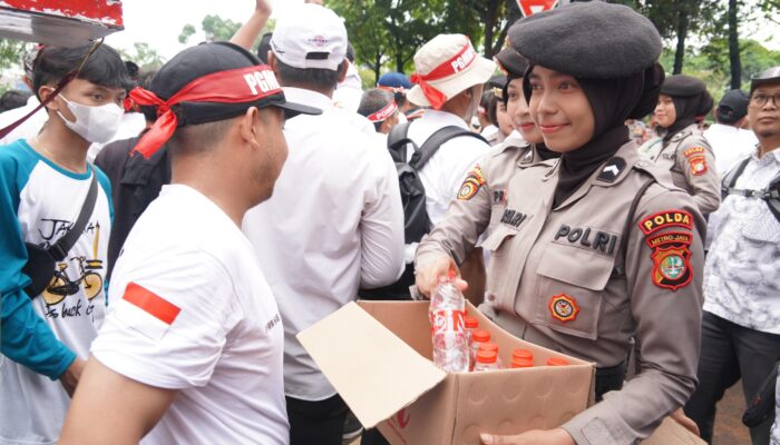 Polisi Bagikan Air Mineral dan Roti ke Massa Aksi Guru Honorer di DPR ko hi