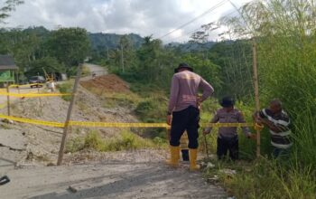 Jelang Lebaran, Polsubsektor Nisam Antara Pasang Rambu Peringatan di Jalur Rawan Longsor KKA Bener Meriah 