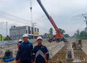 Target Selesai 31 Juli: PT. Nindya Karya Gerak Cepat, Jembatan Depan Puskesmas Syamtalira Bayu Capai 70%