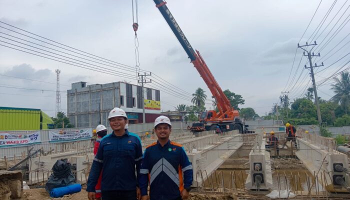 Target Selesai 31 Juli: PT. Nindya Karya Gerak Cepat, Jembatan Depan Puskesmas Syamtalira Bayu Capai 70%
