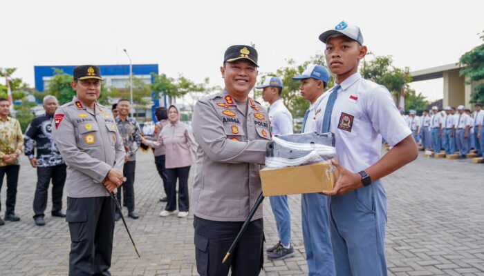 Kapolda Jateng Bagikan 1.000 Pasang Sepatu Gratis dan Deklarasi Kamtibmas Bersama Generasi Muda Sukoharjo