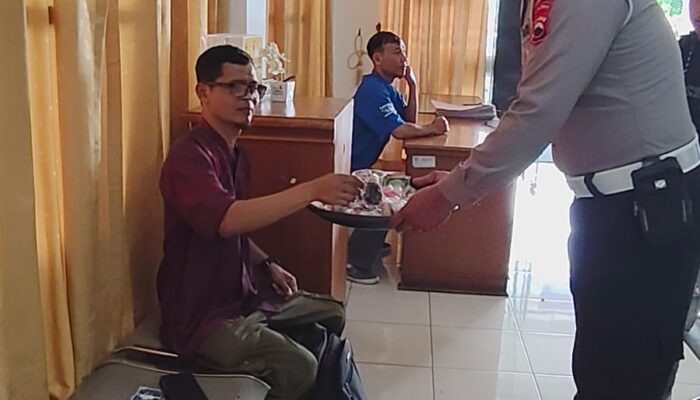 Jumat Berkah di Samsat Karanganyar, Satlantas Polres Karanganyar Berbagi Snack kepada Masyarakat