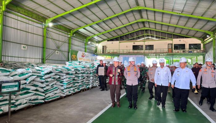 Kapolri Tinjau Pabrik Pupuk Batu Bara di Kampar, Lepas Distribusi 80 Ton Pupuk untuk Kelompok Tani Riau