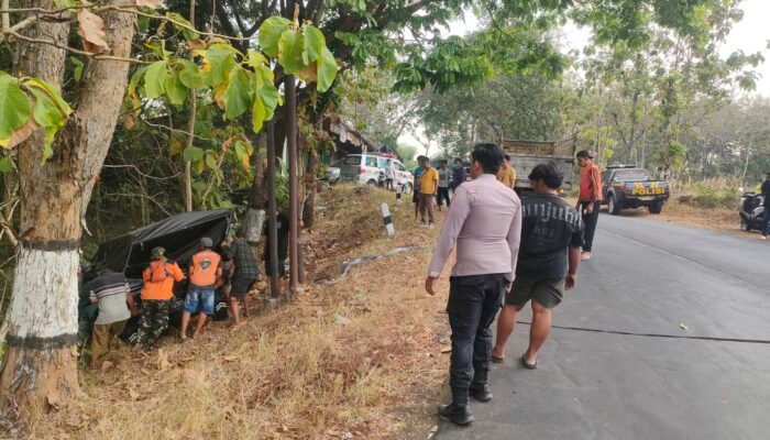 Polisi Sigap Evakuasi Mobil Pikap Masuk Jurang di Sidoharjo, Pengemudi Selamat
