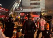 Brimob Polda Metro Jaya Bantu Penanganan Kebakaran Gedung Bapenda DKI