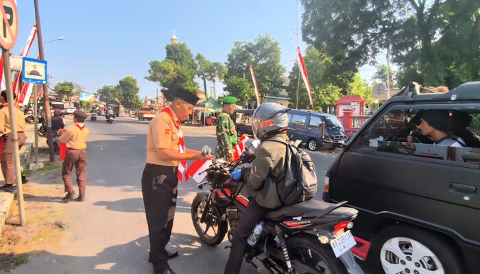 Polisi Wonogiri Bagikan Ribuan Bendera Merah Putih kepada Pengguna Jalan, Semarakkan HUT ke-81 RI