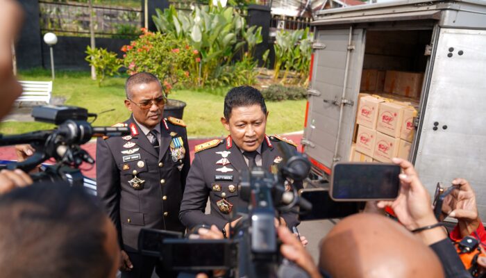 Wujud Kepedulian Polda Jateng Atas Bencana Gempa NTT, Kapolda Lepas Pengiriman 10 Truk Berisi Bahan Kebutuhan Pokok