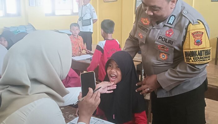 Imunisasi Jadi Tenang, Ada Pak Bhabinkamtibmas Dampingi Anak-anak di Kedungwaduk Karangmalang 