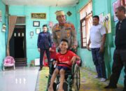 Wujud Kepedulian, Kapolres Lhokseumawe Berikan Kursi Roda dan Santunan untuk Dua Anak Penyandang Disabilitas