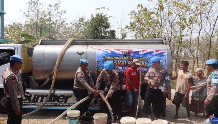 Propam Polda Jateng Distribusikan Lima Tangki Air Bersih untuk Warga Tangen Sragen