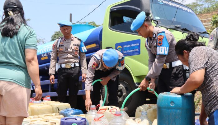 Peringati HUT ke-24 Propam Polri, Bid Propam Polda Jateng Salurkan Puluhan Ribu Liter Air Bersih untuk Warga Terdampak Kekeringan
