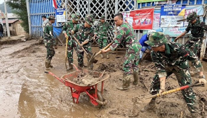 Gerak Cepat TNI Bantu Tangani Dampak Banjir Bandang di Kabupaten Solok Sumbar