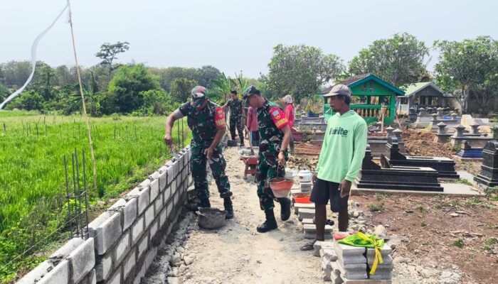 TNI dan Warga Kalijambe Bersatu, Pagar Makam Dibangun dengan Semangat Gotong Royong