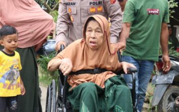 Kapolres Lhokseumawe Bantu Kursi Roda untuk Lansia di Desa Meunasah Tengoh