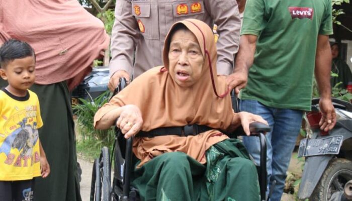 Kapolres Lhokseumawe Bantu Kursi Roda untuk Lansia di Desa Meunasah Tengoh