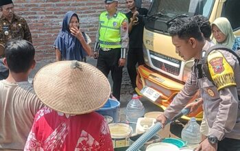 Polsek Pecangaan Salurkan 16 Ribu Liter Air Bersih untuk Warga Terdampak Kemarau di Desa Kaliombo
