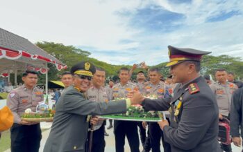 Kejutan HUT TNI ke-81, Kapolres Lhokseumawe Serahkan Kue Ulang Tahun kepada Danrem
