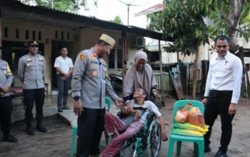 Kapolres Lhokseumawe Salurkan Kursi Roda dan Tongkat, Bantu Warga Kuta Blang yang Membutuhkan