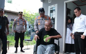 Kapolres Lhokseumawe Bantu Kursi Roda dan Sembako Warga Muara Dua
