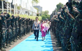 Serah Terima Pataka Maneka Tunggal Dharma Jadi Simbol Pergantian Kapolda Jateng dari Irjen Pol Ribut Hari Wibowo kepada Irjen Pol Roy Hardi Siahaan