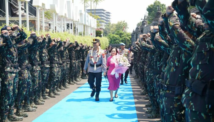 Serah Terima Pataka Maneka Tunggal Dharma Jadi Simbol Pergantian Kapolda Jateng dari Irjen Pol Ribut Hari Wibowo kepada Irjen Pol Roy Hardi Siahaan